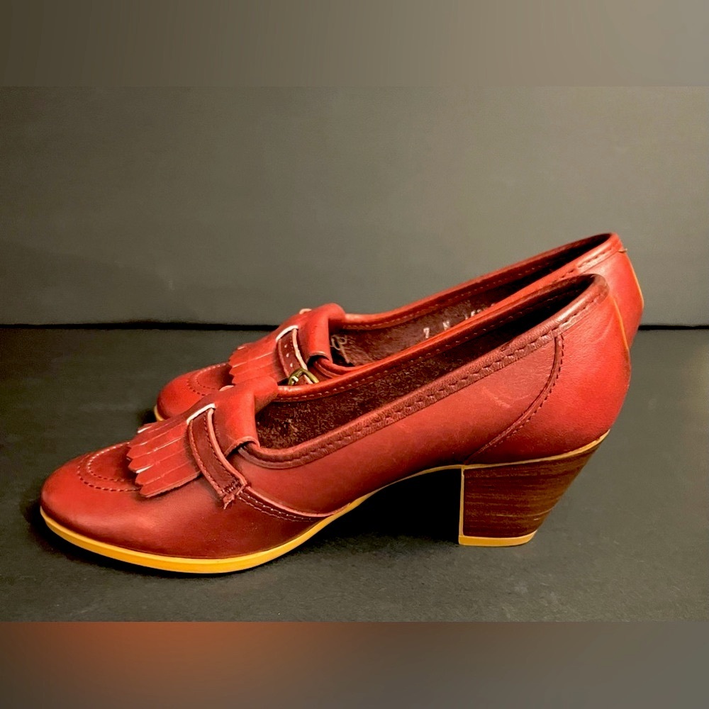 Deadstock Vintage 1970s Bass "Highlanders" Leather Heeled Loafers, Size 7
